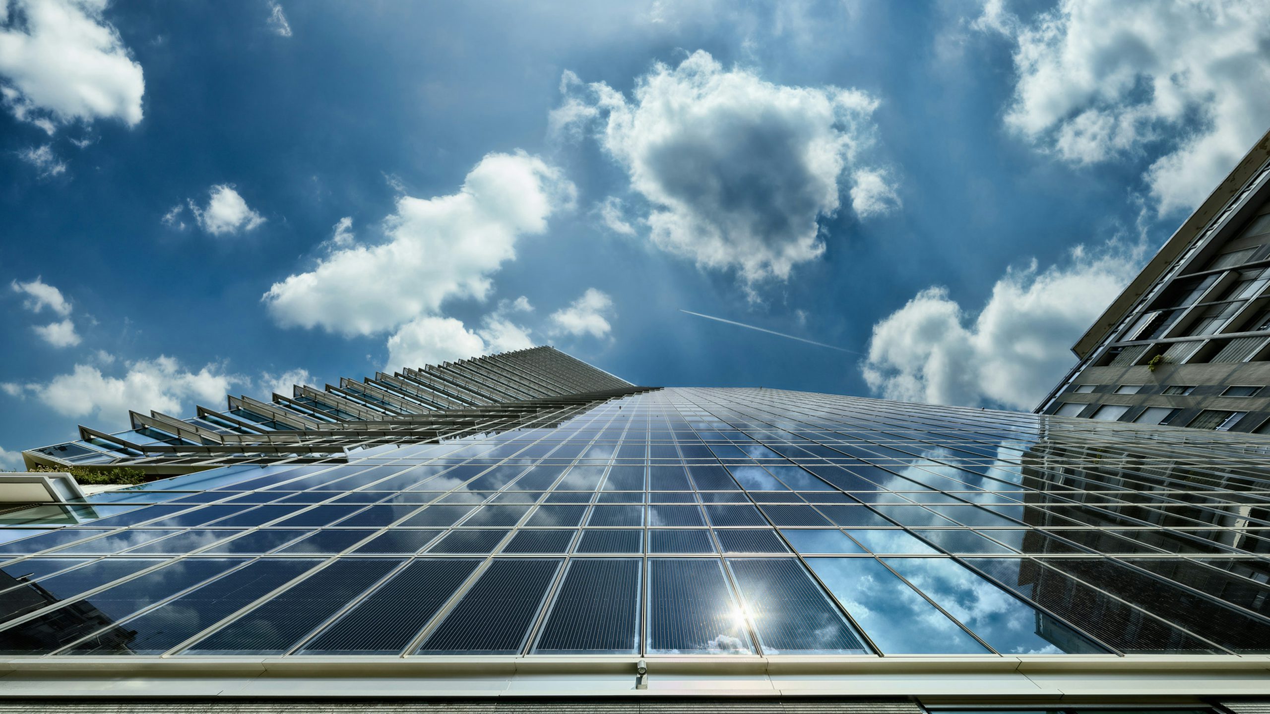 Photo of side of the Coima Gioia22 building from the bottom to sky view
