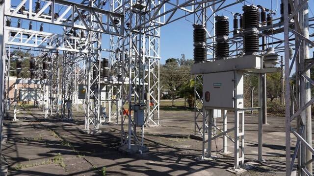 Siemens’ Live-Tank outdoor vacuum circuit breakers in an electrical installation. 