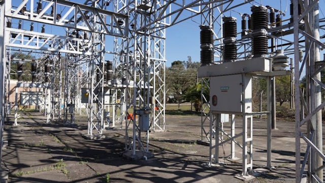 Siemens’ Live-Tank outdoor vacuum circuit breakers in an electrical installation. 
