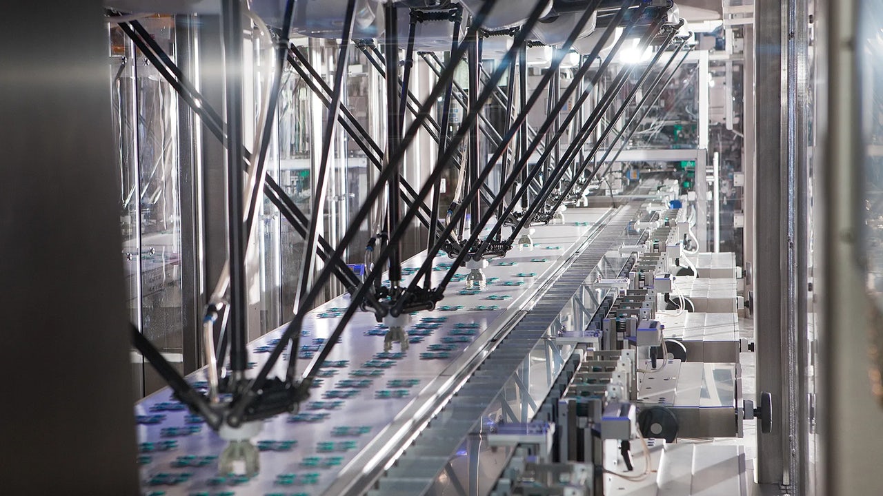 mes-digital-enterprise-bayer-automated-manufacturing-line-with-robots