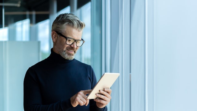 SI-e-mobility-man-on-tablet
