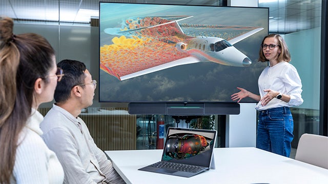 Engineer explaining the Simcenter fluids and thermal simulation software solutions.
