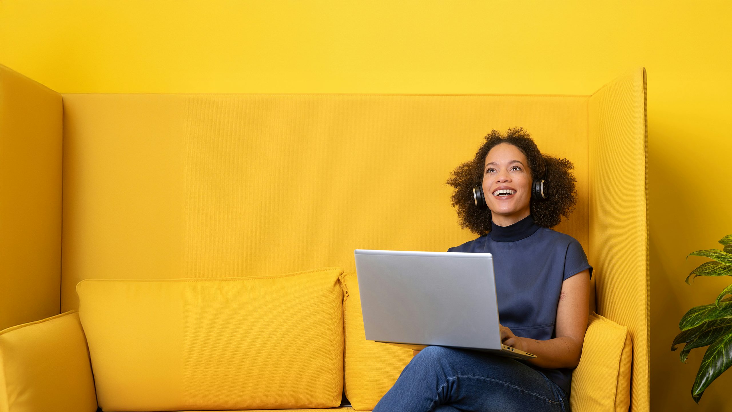 sitrain-key-visual-yellow-background-laptop-professional-happy-shero-2560x1440